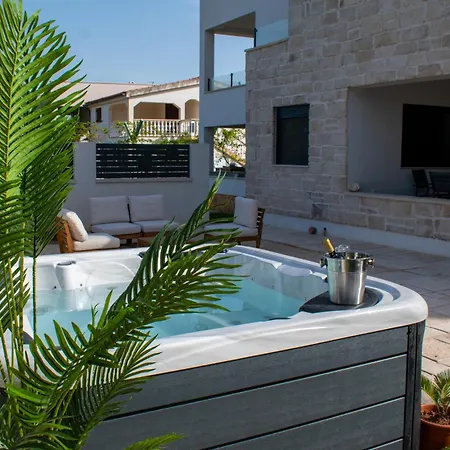 Amphora Apartment Vir